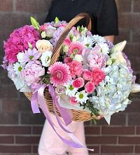 Композиция солнечный день в Тульском Республика Адыгея Цветочная композиция из Розы, Хризантемы, Пионы и Лизиантусы в корзине в Тульском Республика Адыгея