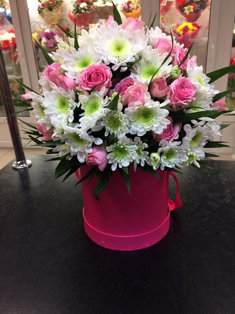 Цветочная композиция из Розы и Хризантемы в шляпной коробке в Тульском Республика Адыгея