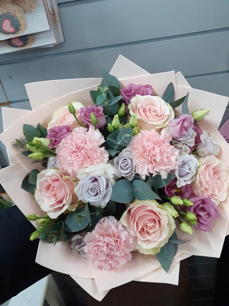 Букет цветов из: Розы, Гвоздики и Лизиантусы в Тульском Республика Адыгея